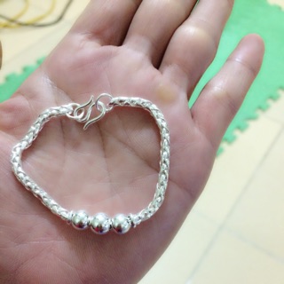 Lắc tay chân cho bé