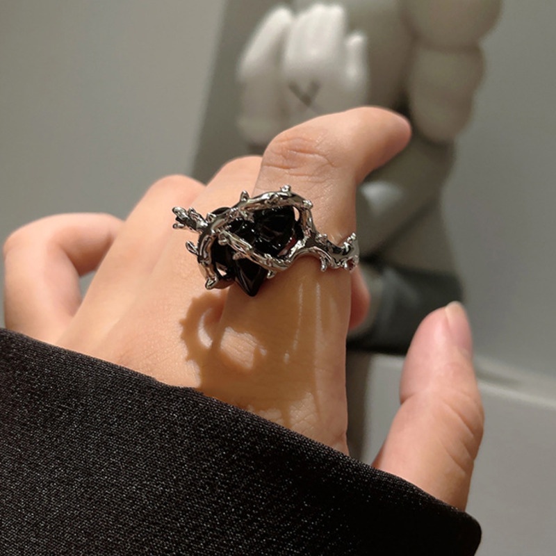 Nhẫn hở 19A1282 hình trái tim phối gai màu đen phong cách hip hop