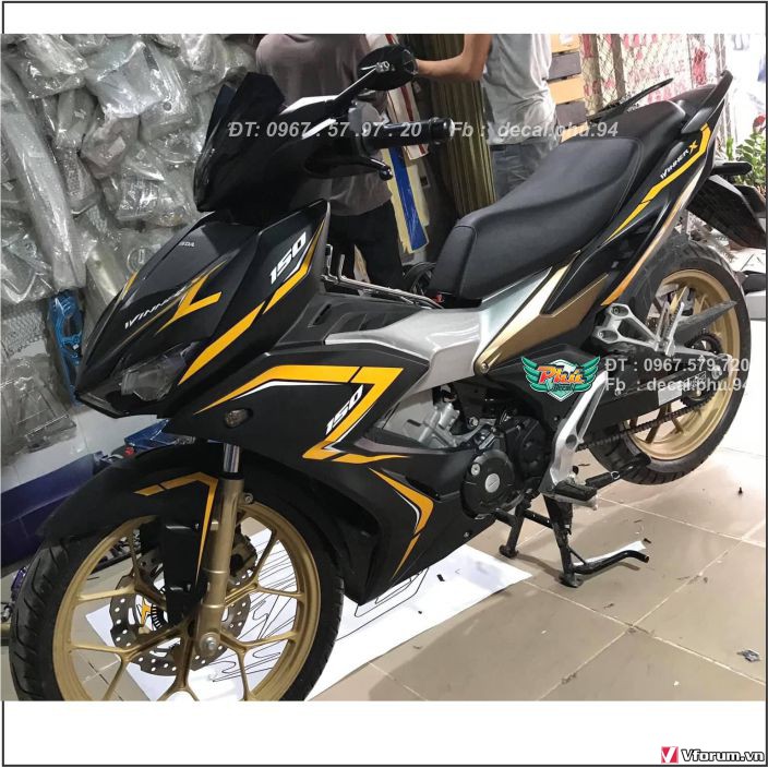 Tem Winner X đen nhám chỉ vàng (V)