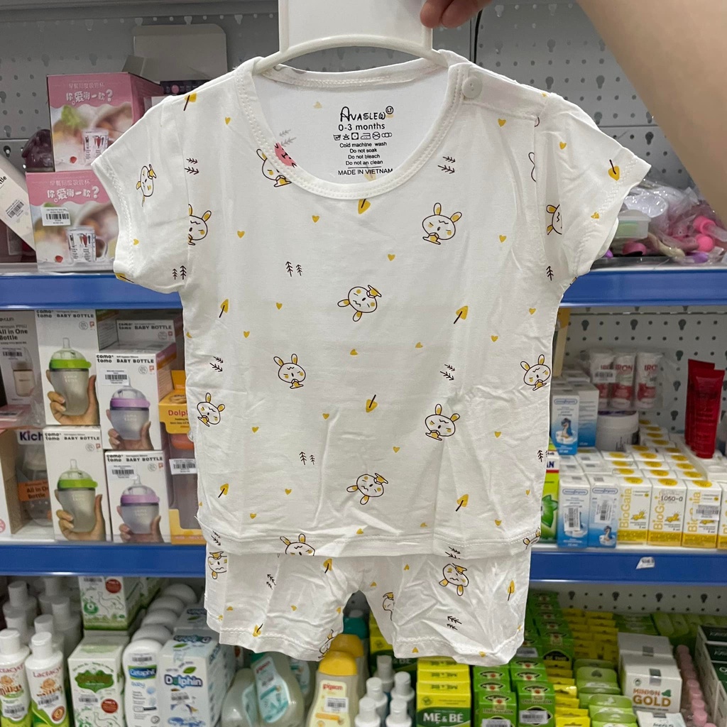 Bộ cộc avalew cài vai peptit trắng họa tiết