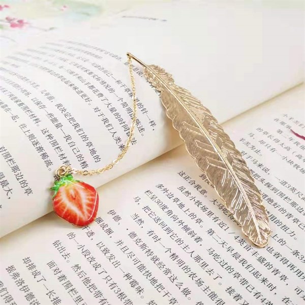 Bookmark Kim Loại Đánh Dấu Sách Hình Lông Vũ Dây Treo - Trái Dâu