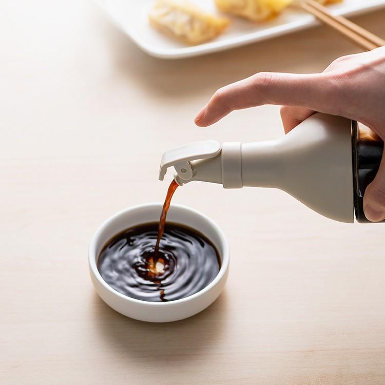 Chai và hũ đựng gia vị nhà bếp bằng thủy tinh màu trắng sang trọng