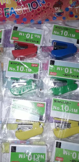 Một chiếc ghim bấm mini bằng nhựa rất đẹp cho bé