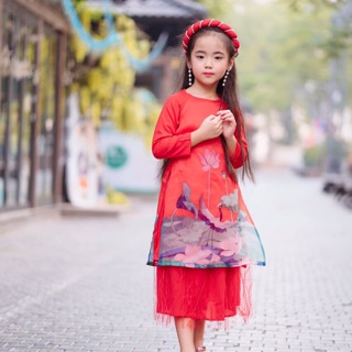 Áo dài cách tân chân váy xếp li màu đỏ, hồng