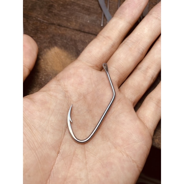 Dũa lấy ngạnh lưỡi câu cực tinh.