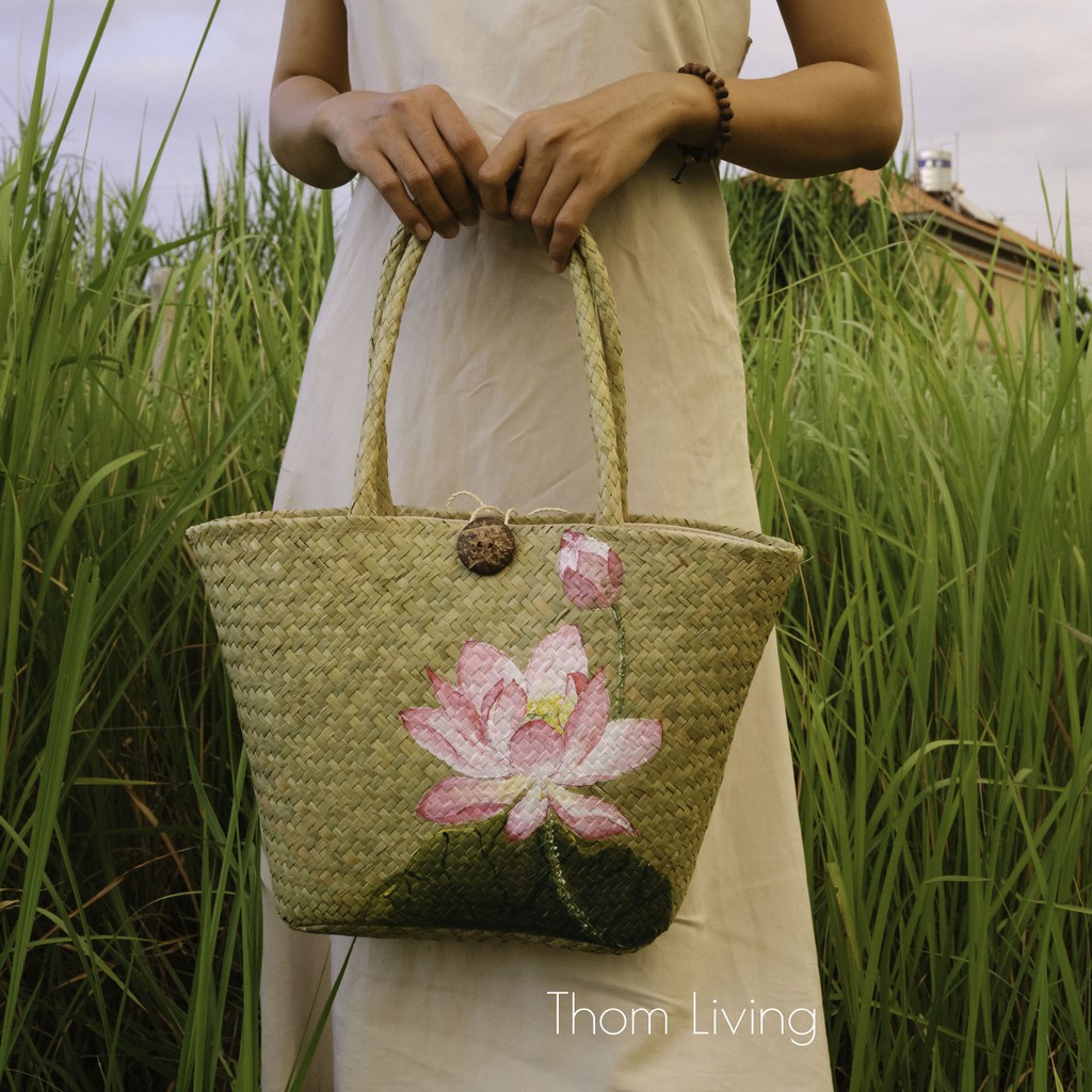 Giỏ xách cỏ bàng dáng oval size trung vẽ hoa sen