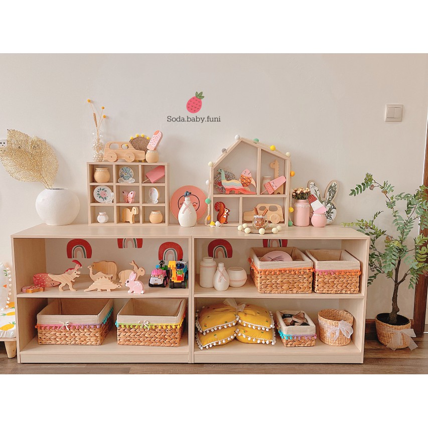 ..  Kệ đồ chơi Montessori cho bé sắp xếp đồ chơi ngăn nắp màu gỗ kích thước ngang 80cm mã 001