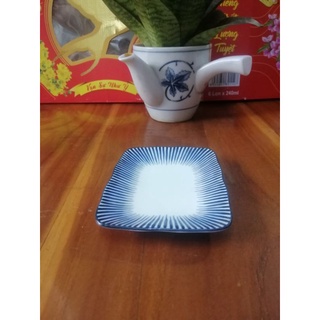 Sứ Nhật dĩa vuông có họa tiết.