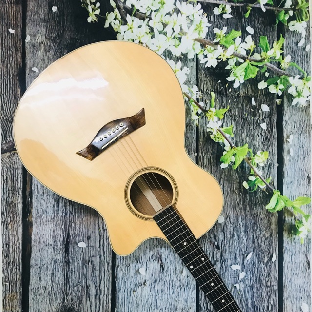Đàn Guitar giá rẻ. Hàng thủ công Sài Gòn. Gỗ nguyên tấm FullSolid Hồng đào. Có ty chỉnh cần đàn, vành răng cưa.