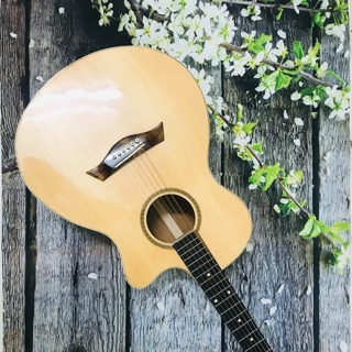 Đàn Guitar giá rẻ. Hàng thủ công Sài Gòn. Gỗ nguyên tấm FullSolid Hồng đào. Có ty chỉnh cần đàn, vành răng cưa.