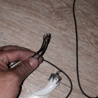 Dây chuyền da Pu mặt nanh rất đẹp