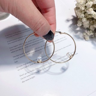 Khuyên tròn gắn hạt vuông