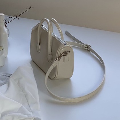Túi đeo dưới cánh tay kiểu dáng thời trang mùa xuân dễ phối đồ dành cho nữ