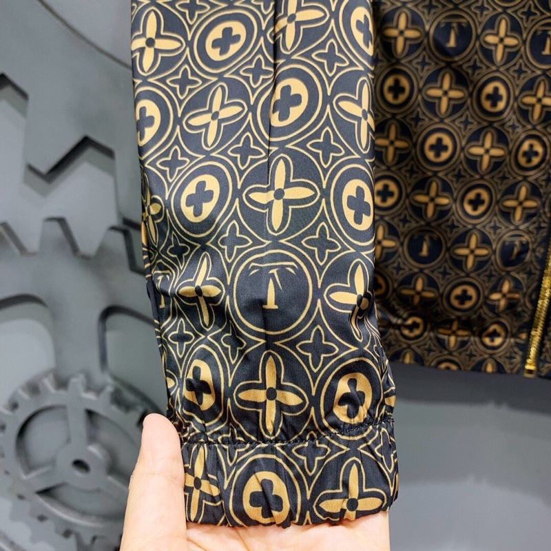 Áo khoác gió nam thương hiệu Louis Vuitton LV cao cấp hoạ tiết logo mặc được hai mặt có một mặt màu trơn và họa tiết