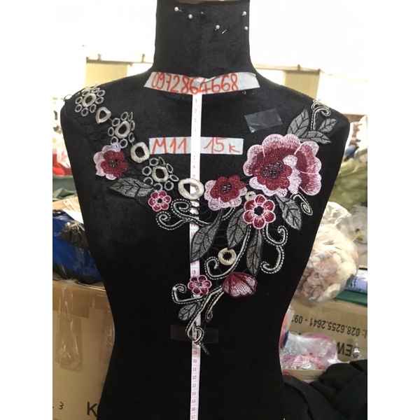 Cổ thêu hoa lệch bên m11