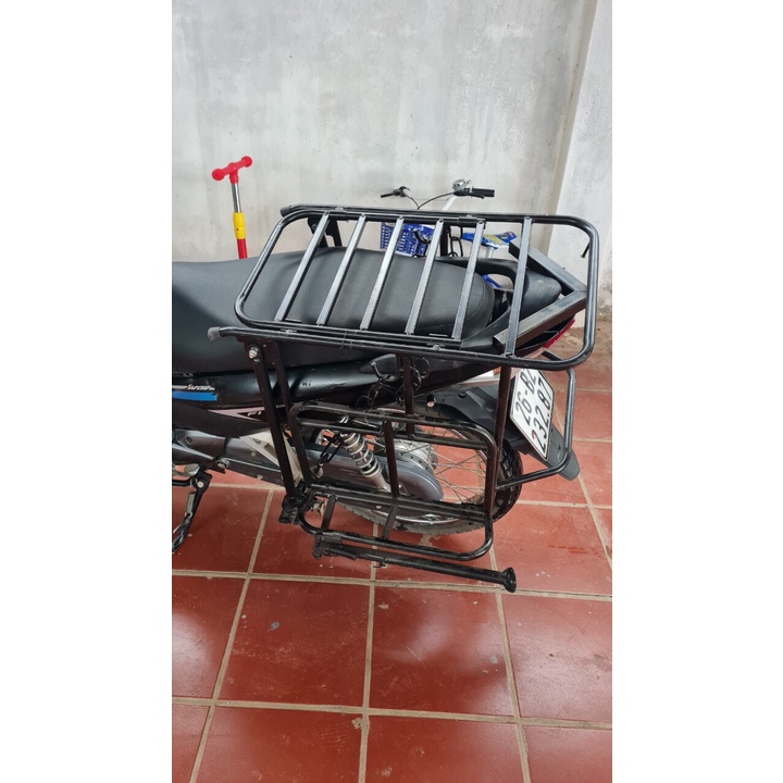 Giá để hàng, baga xe máy đa năng màu đen có thể mở cốp đổ xăng, thêm 2 cánh sườn kèm chân chống giá rẻ