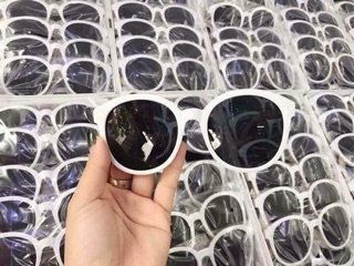 Kính râm gọng trắng mắt đen gọng tròn