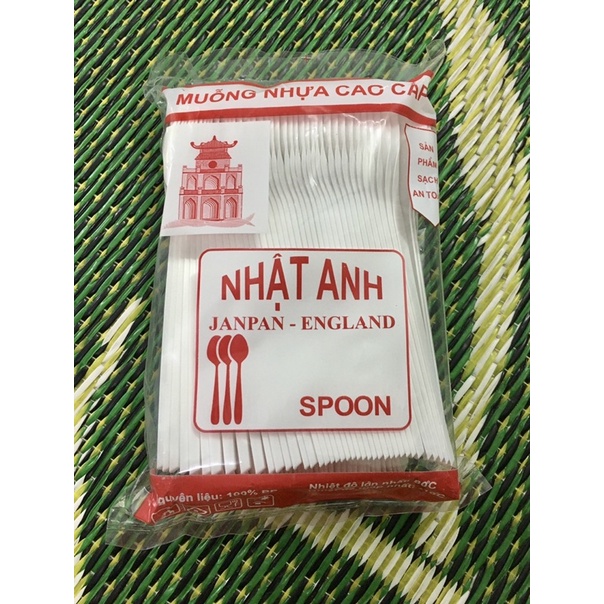Thìa nhựa cứng trắng.