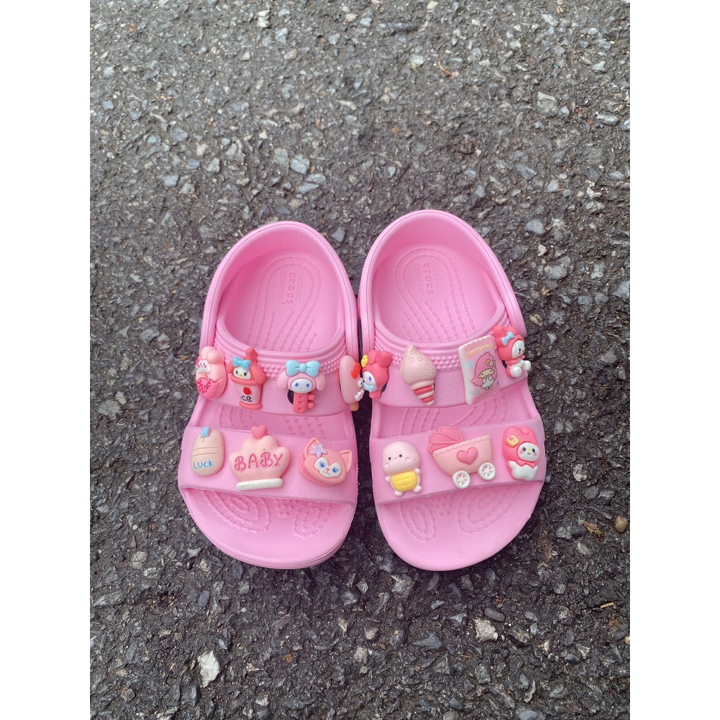 Sandal cá sấu cho bé gái cross chính hãng tặng full charm có lỗi cứa nhưng đã được dính keo công ty duy nhất màu hồng