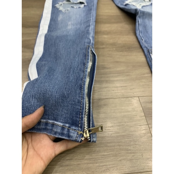 quần biker arimii 2 sọc trắng rách đầu gối hót 2022