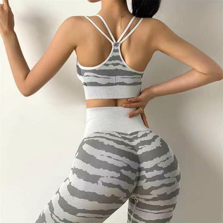 Bộ đồ tập họa tiết rằn ri SD020 thun dệt kim lưng cao, nâng ngực, thon eo, gọn dáng vô cùng.