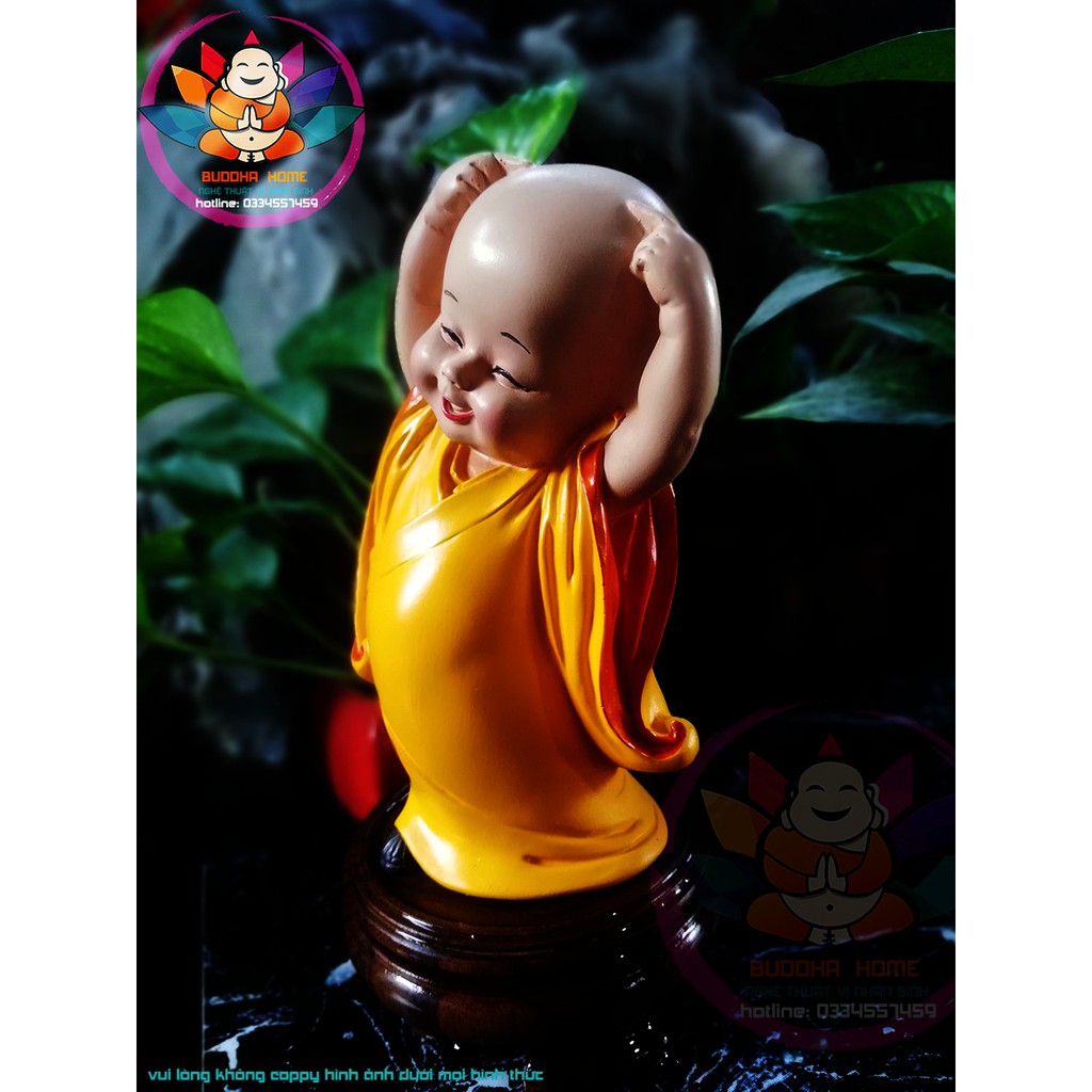 Chú tiểu yêu đời trang trí nhà cửa showroom bàn làm việc