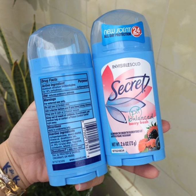 Sáp Lăn khử mùi Secret PH Balanced Berry Fresh Invisible Solid 73g, lăn dạng sáp dành cho nam và nữ.