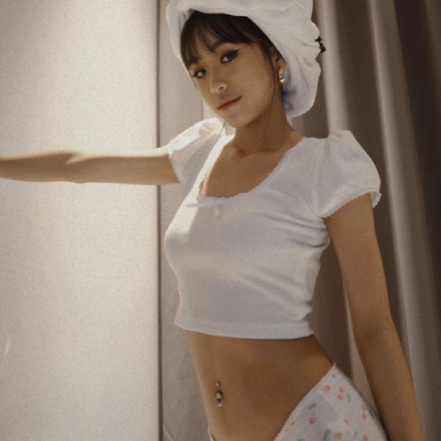 Áo croptop nữ kiểu ren viền cổ vuông tay ngắn