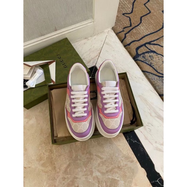 Giày thể thao màu hồng.