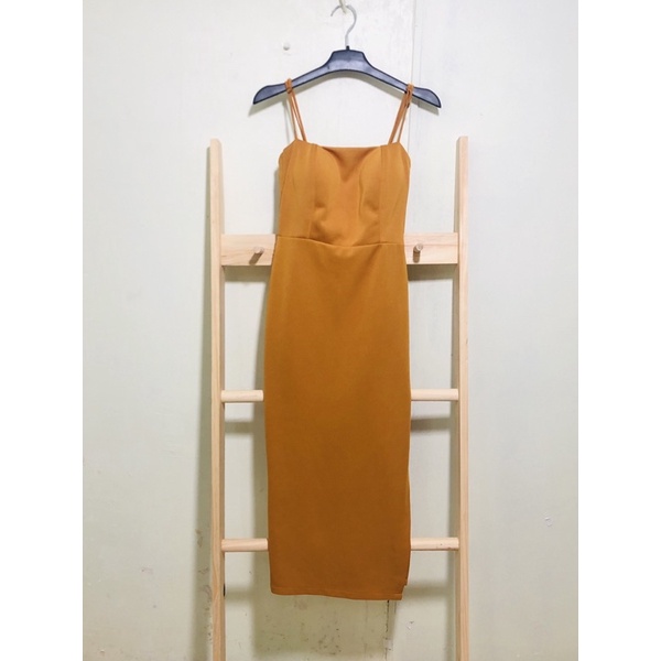 Váy hai dây body màu vàng xẻ tà cúp ngực có đệm size S