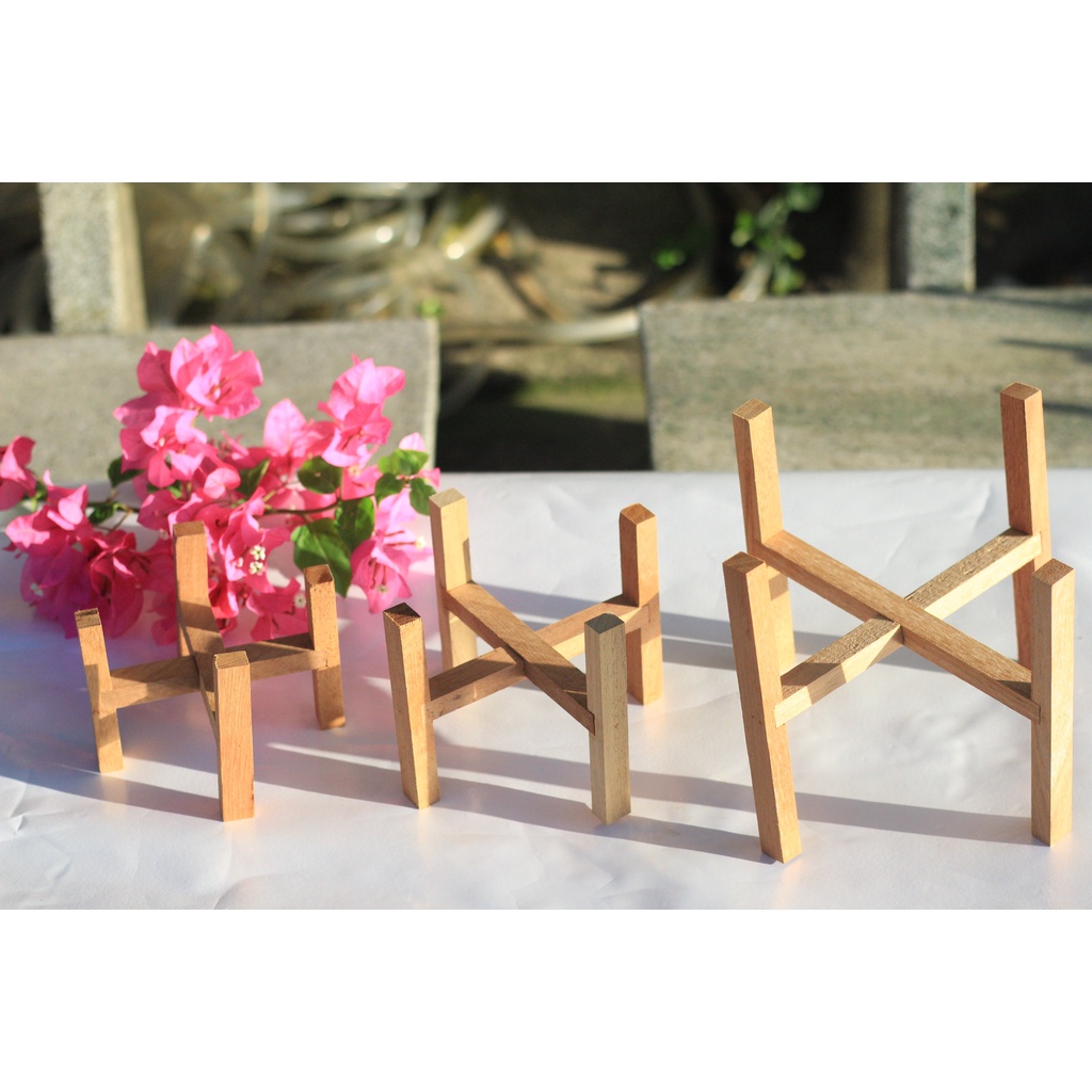 Giá gỗ để chậu cây  làm bằng gỗ Gõ
