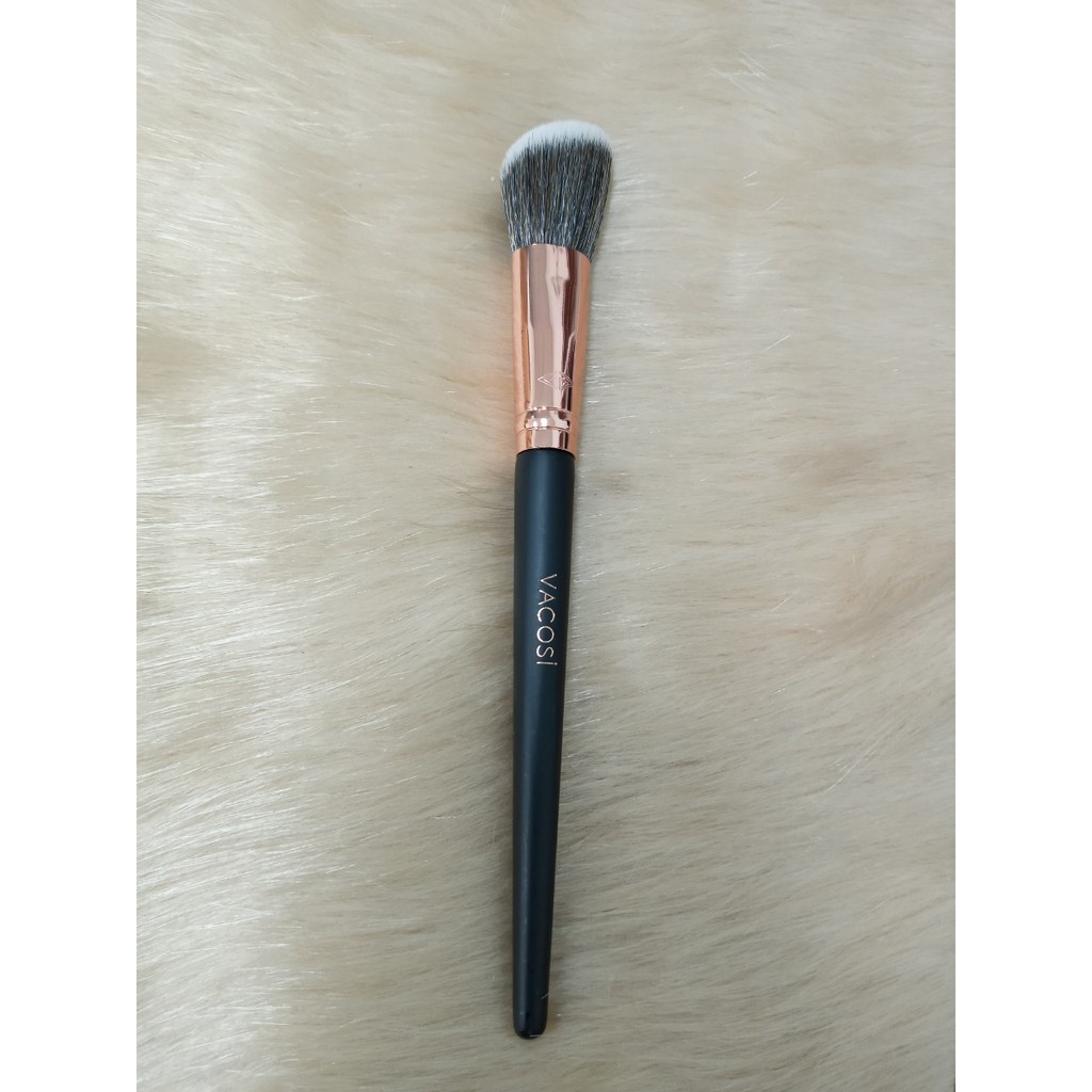Cọ má đầu xéo trang điểm Vacosi siêu sịn sò , lông mềm mịn ,dễ tán, cán cầm chắc chắn  , xinh xắn
