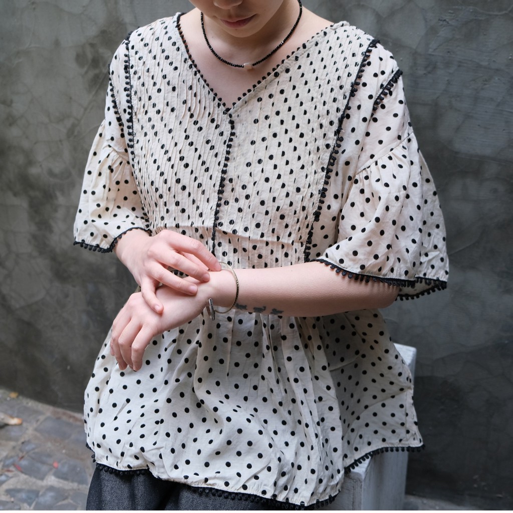 [gwilee] dotted pintuck blouse - Áo kiểu nữ chấm bi | BigBuy360 - bigbuy360.vn