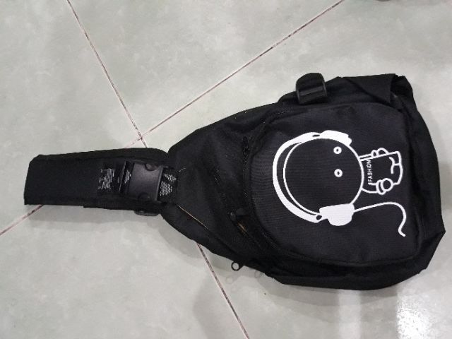 Túi chéo nam nữ Music cậu bé nghe nhạc có ngăn bình nước - tui deo cheo mã TCTLTC0959