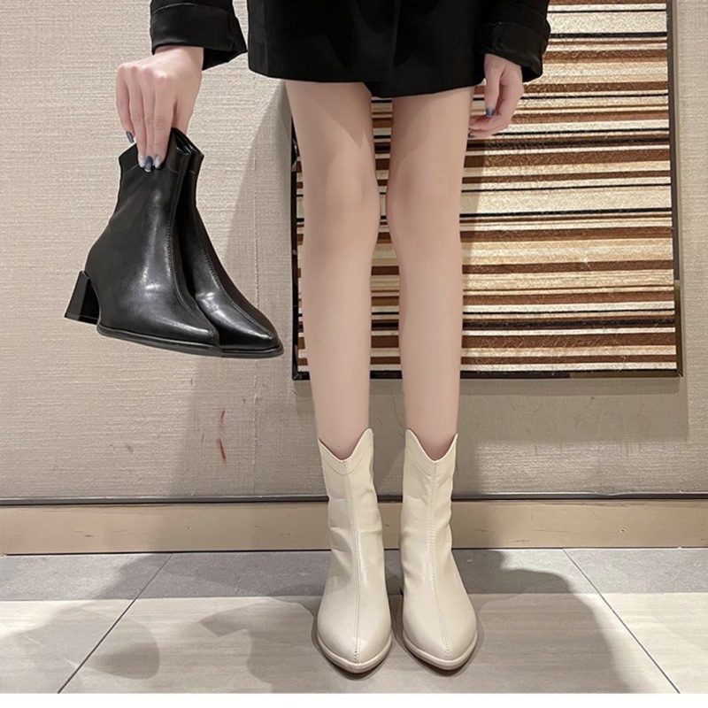 Boots nữ cổ V ngắn mũi nhọn gót vuông cao 5cm