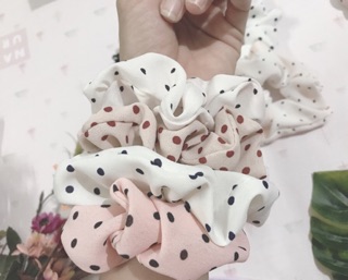 Cột tóc vải chấm bi - phong cách tiểu thư