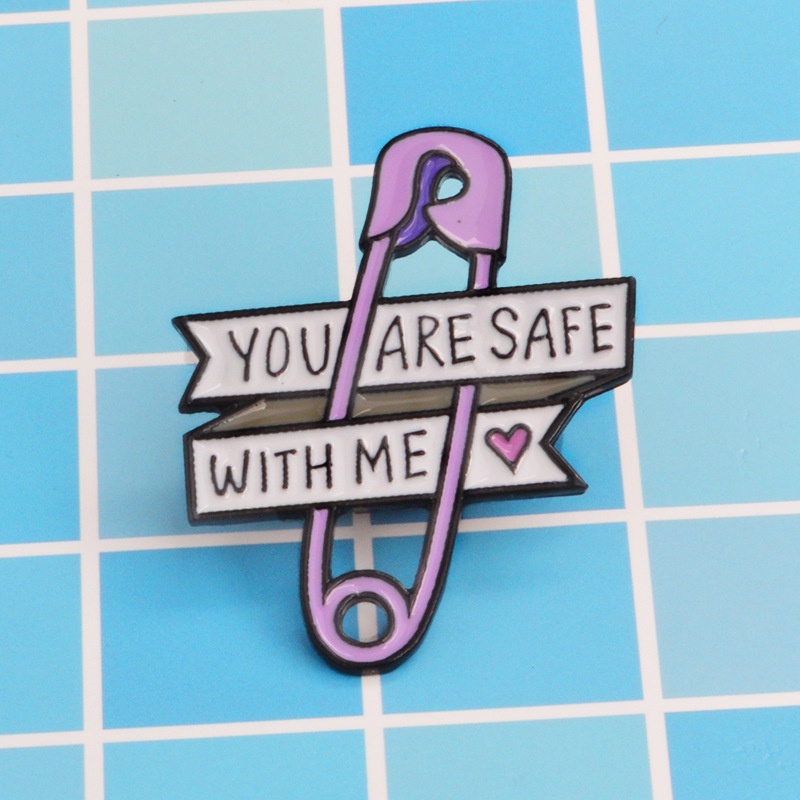 Huy hiệu cài áo QIHE JEWELRY tráng men kiểu dáng ghim băng và chữ cái You Are Safe With Me làm quà tặng bạn bè