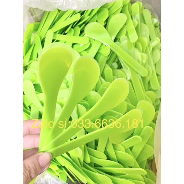 Que nhựa lớn,cây lấy kem,muỗng nhựa khuấy kem