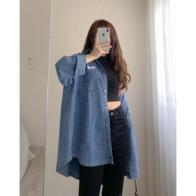 Áo bò dài tay nữ dáng rộng, Áo sơ mi jean cổ bẻ unisex thêu logo có túi ngực DASKI