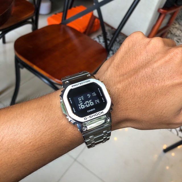 Đồng hồ nam Casio G-shock GM-5600-1 độ dây Royal Oak - Kích thước vỏ : 49,6×43,2×12,9mm