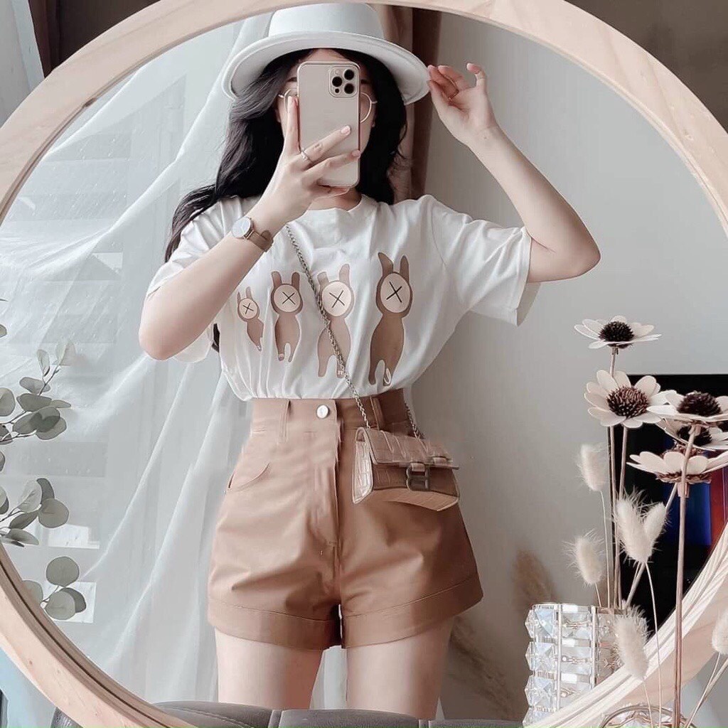 Bộ đồ áo thun form rộng màu trắng in hình chất liệu cotton thô và quần đùi kaki nâu cạp cao