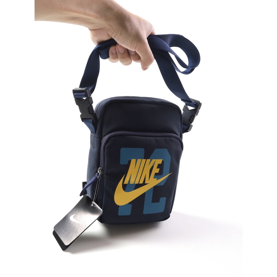 Túi đeo chéo nam nữ NIKE HERITAGE 72, thiết kế nổi bật với logo Nike sắc vàng in tràn , chất liệu polyester siêu bền
