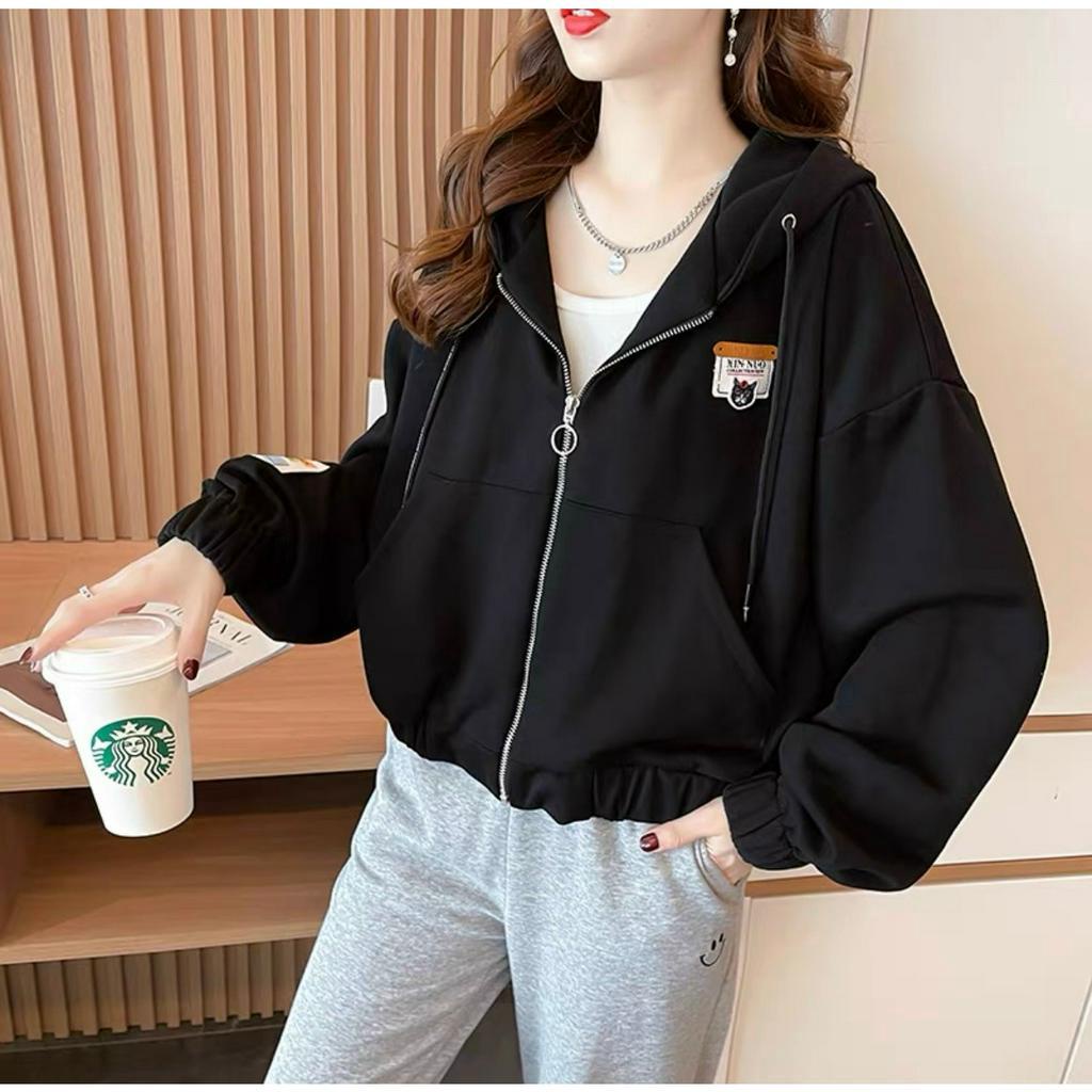 Áo Khoác Nữ Logo Thêu Hình Mèo Phối Chữ Chất Thun Mềm Mịn Mẫu Y Hình UTS