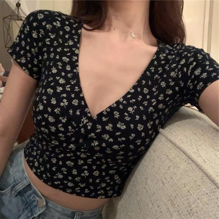 Áo crotop hoa nhí đen Forgirgirl cổ tim tay cộc