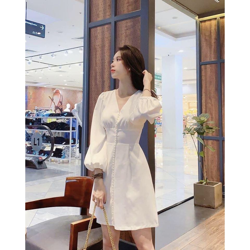 Váy trắng cổ V phối nút cực xinh | BigBuy360 - bigbuy360.vn