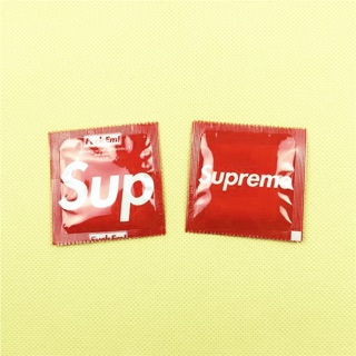 Khăn giấy ướt in chữ Supreme