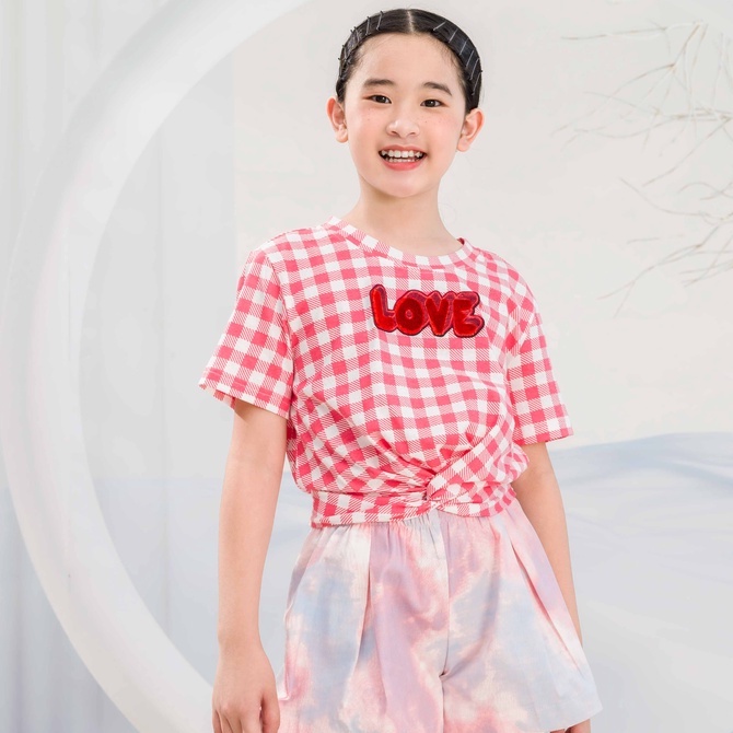 Áo thun JOOKYLI bé gái chữ Love xoắn eo 57G0980