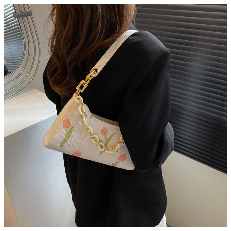 Túi xách nữ kẹp nách họa tiết hoa lá trẻ trung có chuỗi xích trang trí có hai màu trắng và xanh lá