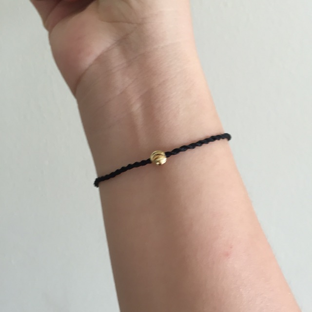 Chỉ may mắn màu đen