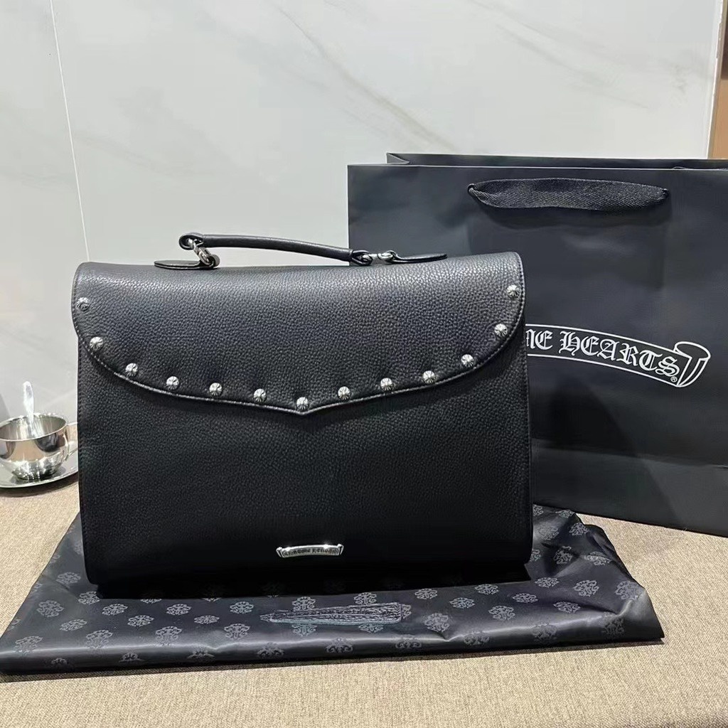 Túi sách Chrome Hearts, được làm bằng da thật 100% các khuy cài được làm bằng bạc 925.
